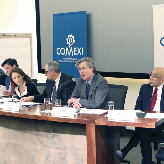 Luis de la Calle (primero de der. a izq.) dijo que firmar el tratado da certidumbre. (CARLOS MEJÍA. EL UNIVERSAL)