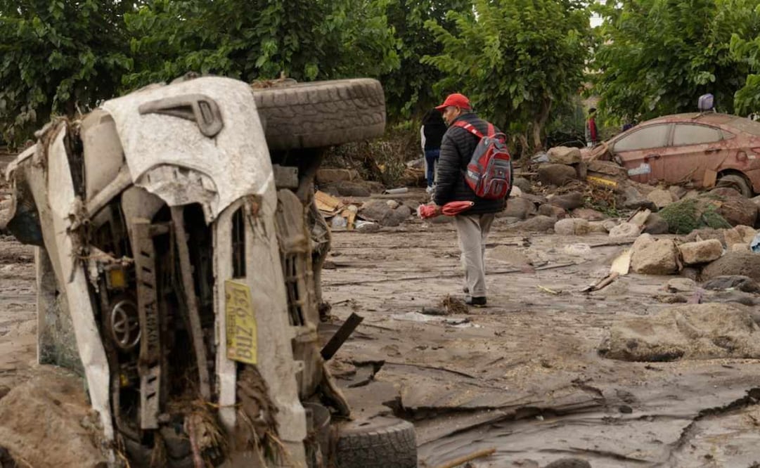 El helicóptero se estrelló cuando iba a hacer tareas de rescate en medio de las inundaciones en Perú. Foto: AP