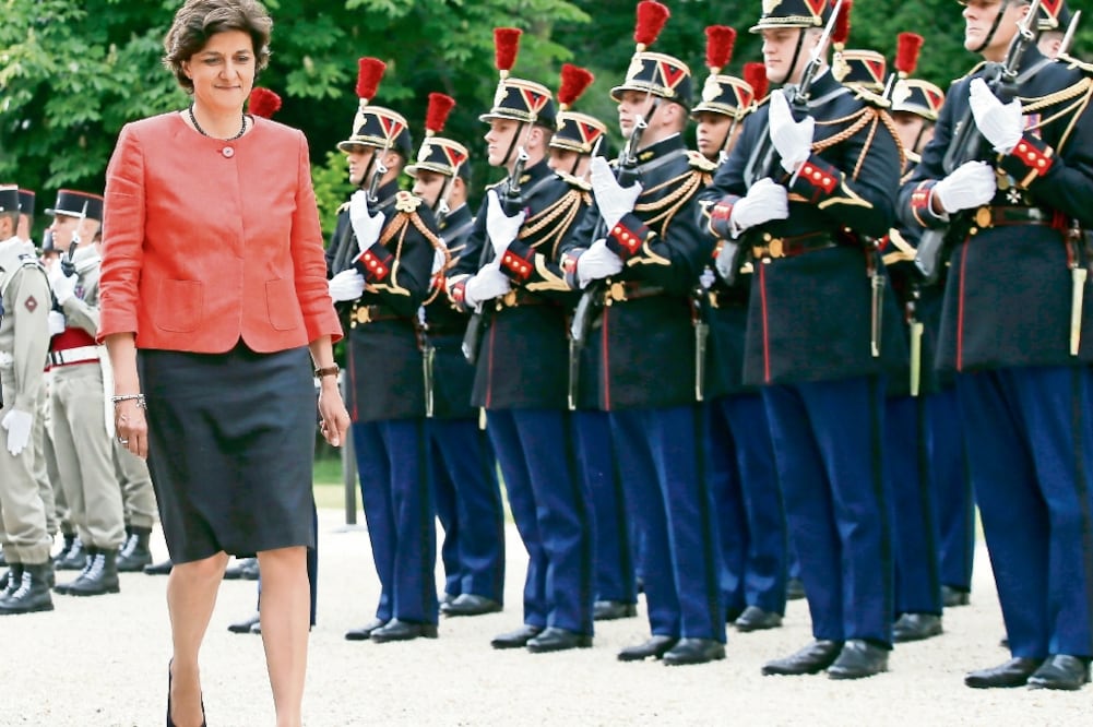 Sylvie Goulard, de 59 años y designada como ministra de Defensa, pasa revista a una guardia de honor durante la ceremonia de traspaso de poder, ayer en París. (FRANCOIS MORI. AP)