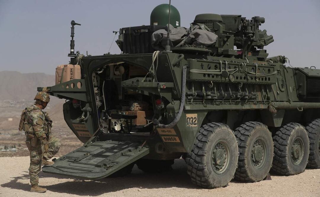 Un integrante del Ejército de Estados Unidos camina junto a un vehículo blindado 'Stryker' este domingo, en la frontera con Ciudad Juárez Chihuahua (México). El reciente despliegue de vehículos blindados 'Stryker' del Ejército de Estados Unidos en la frontera con México ha generado inquietud y alarma entre la comunidad migrante y defensores de derechos humanos en la mexicana Ciudad Juárez, estado de Chihuahua, norte de México. Foto: EFE
