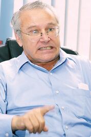 Pasó toda su vida como pluri y ahora va contra ellos