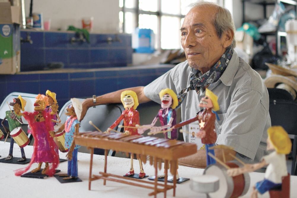 Milburgo Treviño Chávez, oriundo del barrio de La Huaca y quien ya rebasa los 80 años de edad, es egresado de la primera generación de la Escuela de Artes Plásticas del Instituto Veracruzano de la Cultura, en 1955. Fotos/PATRICIA MORALES. EL UNIVERSAL