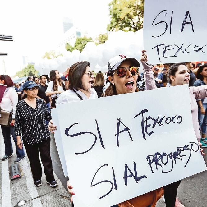 Marcha contra la decisión de cancelar el aeropuerto de Texcoco. (GERMÁN ESPINOSA. EL UNIVERSAL)