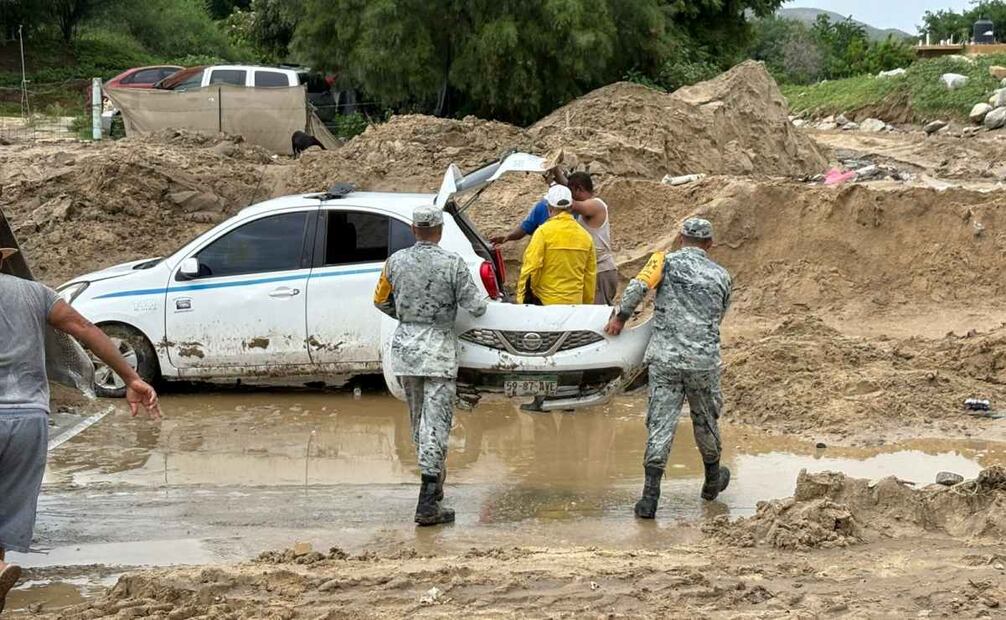 Elementos de seguridad ayudan las personas afectadas por el huracán (03/09/2025). Foto: Grace Gámez