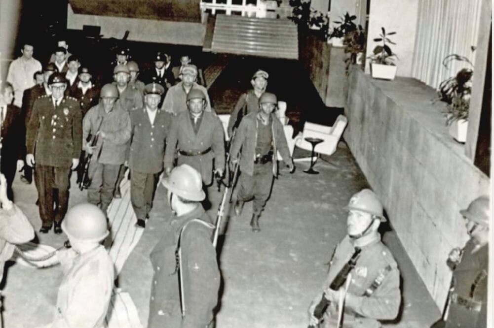 Al liberar otro bloque de fotografías, la UNAM informó que en esta imagen aparece Marcelino García Barragán (tercero de izq. a der.), quien fue secretario de la Defensa Nacional en el gobierno de Gustavo Díaz Ordaz.