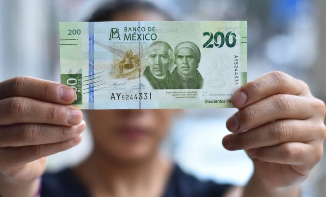 El peso extiende el comportamiento lineal de la sesión previa, después de que los inversores consideren los últimos datos económicos en México y EU, lo cual fortalece una narrativa de un amplio diferencial de tasas por mayor tiempo entre ambos países y termina por beneficiar al peso.