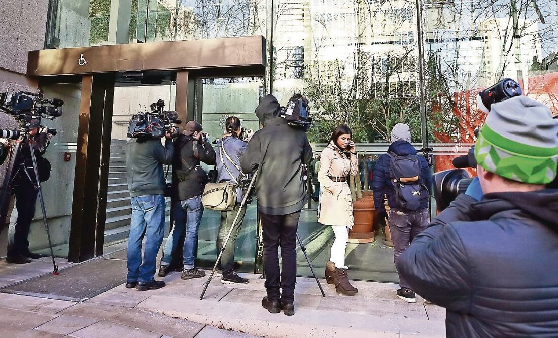 Miembros de la prensa afuera del edificio de la Suprema Corte en Vancouver, Canadá, donde son las audiencias del caso de Meng Wanzhou, directiva de Huawei. (JEFF VINNICK. AFP)