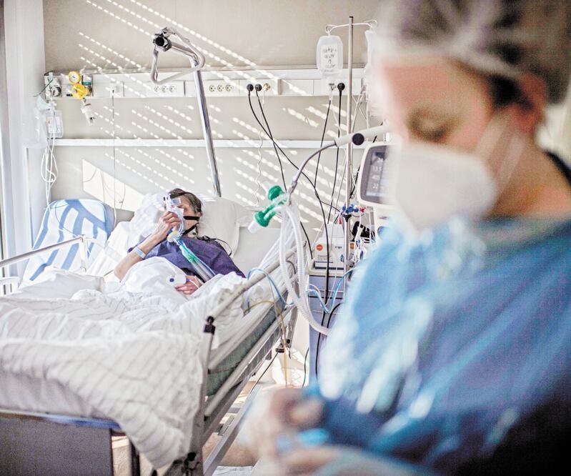 Una doctora atiende a un paciente de coronavirus en Bagnolet, cerca de París. Foto: JULIEN DE ROSA. EFE