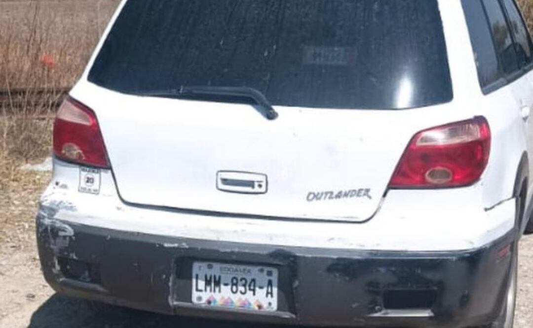 En el vidrio de la ventanilla del lado del conductor se encontraba roto y de ahí salía líquido hemático / Foto: Especial EL UNIVERSAL