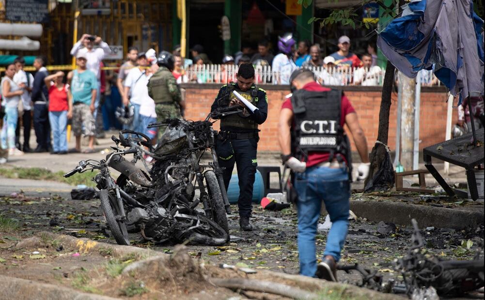 Agentes de policía trabajan en el lugar donde ocurrió una explosión contra una comisaría de Cali, Colombia, el 10 de junio de 2025. Foto: AFP