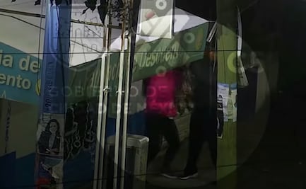 Sujetos en moto asaltan a mujer y al huir derraparon; fueron detenidos en Iztapalapa 