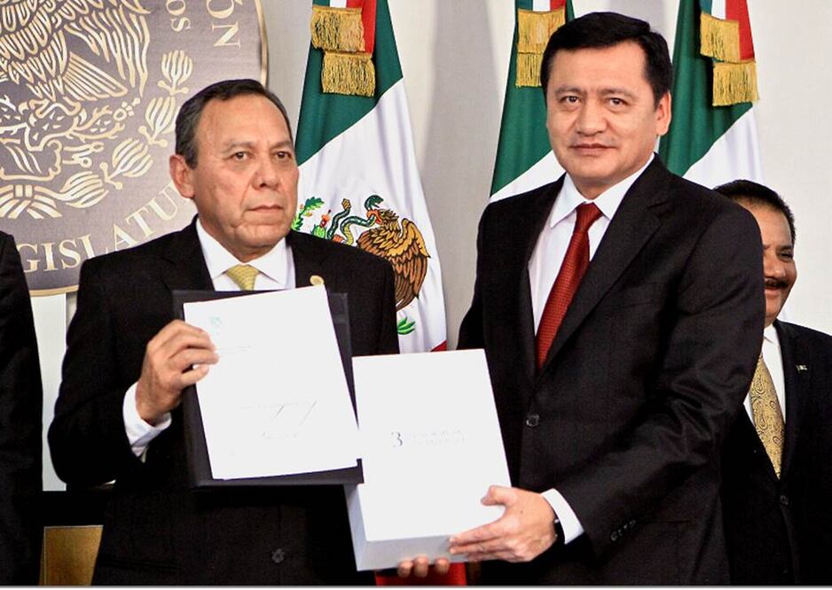 El secretario de Gobernación, Miguel Ángel Osorio Chong, entregó el Tercer Informe de Gobierno del presidente Enrique Peña Nieto a los presidentes del Congreso de la Unión, el diputado (PRD) Jesús Zambrano y el senador (PAN), Roberto Gil Zuarth. Foto Ramón Romero