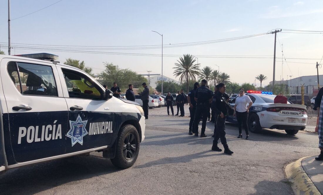 Policías de Torreón paran labores y bloquean vialidad; denuncian corrupción y acoso de mandos. Foto: Francisco Rodríguez