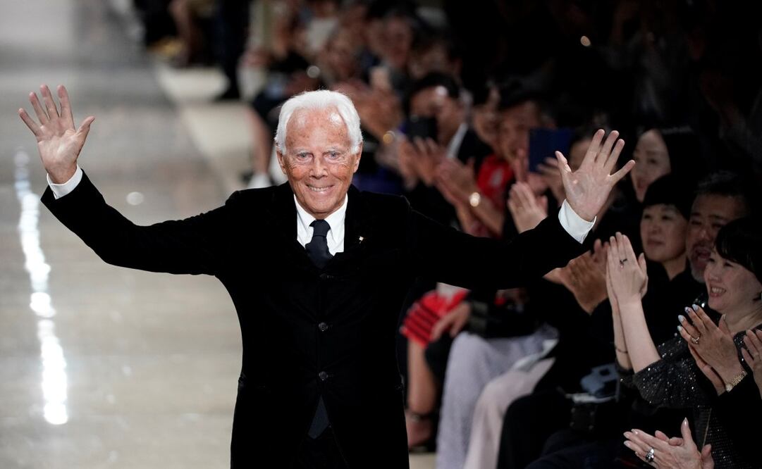 El diseñador de moda italiano Giorgio Armani saluda al público tras la presentación de su colección Crucero 2020 en el Museo Nacional de Tokio, Japón, el 24 de mayo de 2019 (4 de septiembre de 2025). Armani falleció a los 91 años, según confirmó su compañía el 4 de septiembre de 2025. Foto: EFE