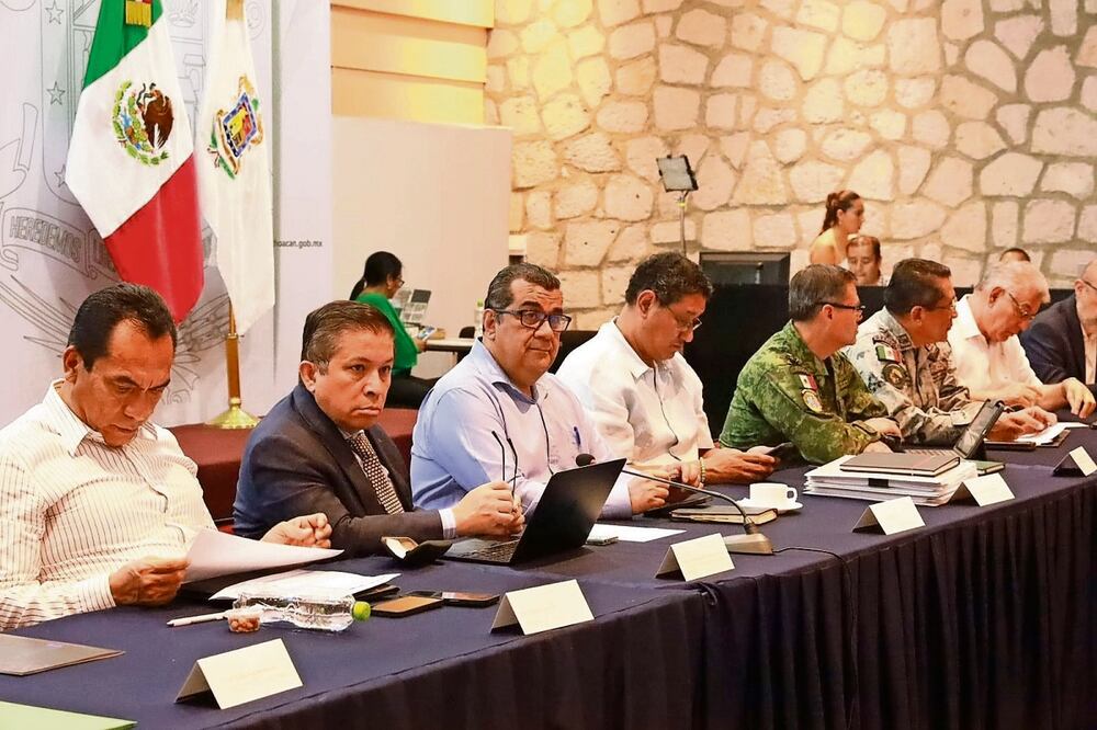 Elías Ibarra Torres (tercero de izq. a der.) secretario de Gobierno en Michoacán, expuso que para la seguridad de los candidatos han destinado 283 agentes policiales. Foto Especial