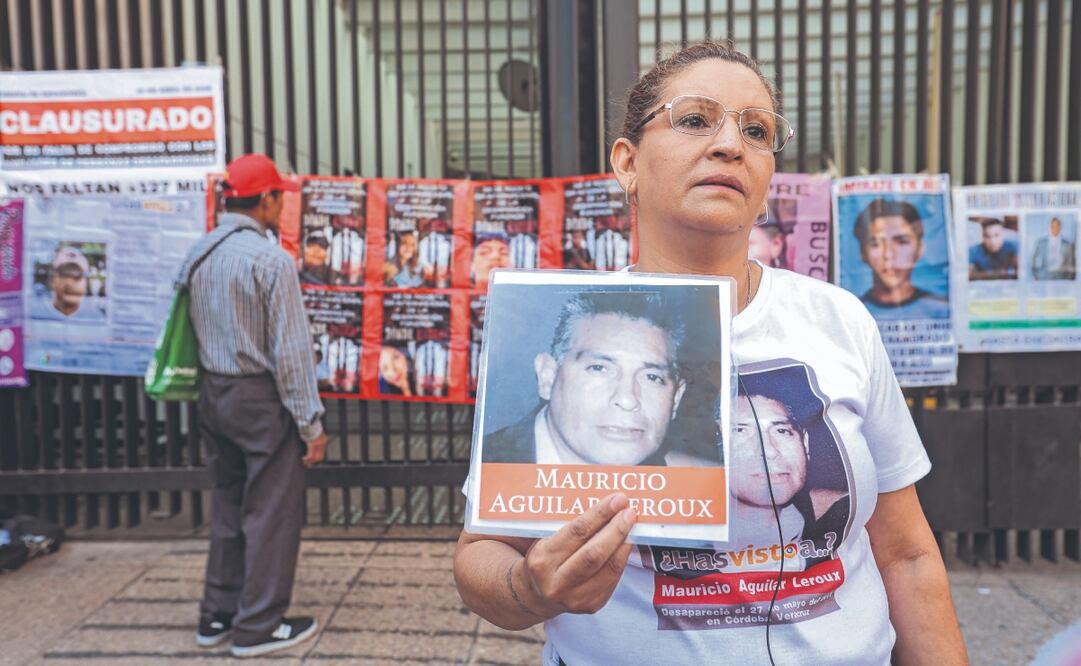 Las rastreadoras pegaron un sello simbólico de clausura frente a la Puerta 3 de la sede del Senado de la República en la calle Madrid de la Ciudad de México. Foto: de GABRIEL PANO. EL UNIVERSAL