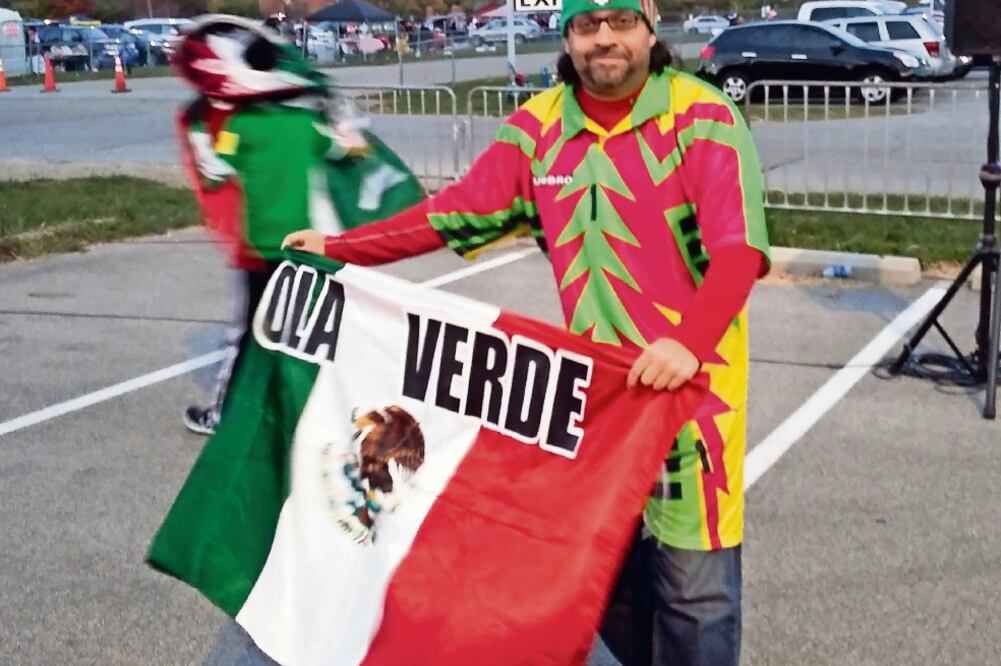 Un mexicano, radicado en la Unión Americana, no perdía la fe antes del partido. (FOTO: ÉDGAR LUNA. EL UNIVERSAL)