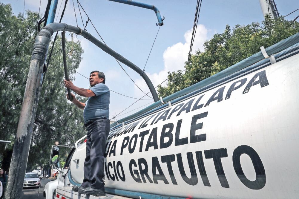 Para enfrentar la contingencia el Sacmex desembolsó 40 millones de pesos para el pago de contratación de pipas que abastecieron a las zonas afectadas (ARCHIVO EL UNIVERSAL)
