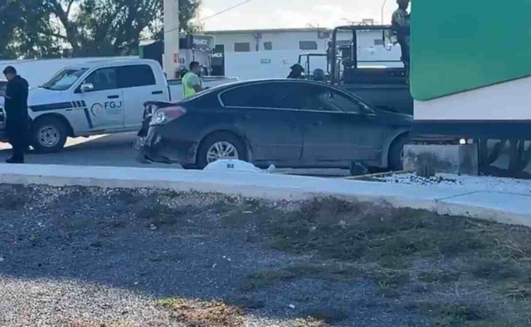 El cuerpo de la mujer quedó tendido a un costado del auto Altima en color negro en que viajaban este 23 de septiembre de 2024. Foto: Especial