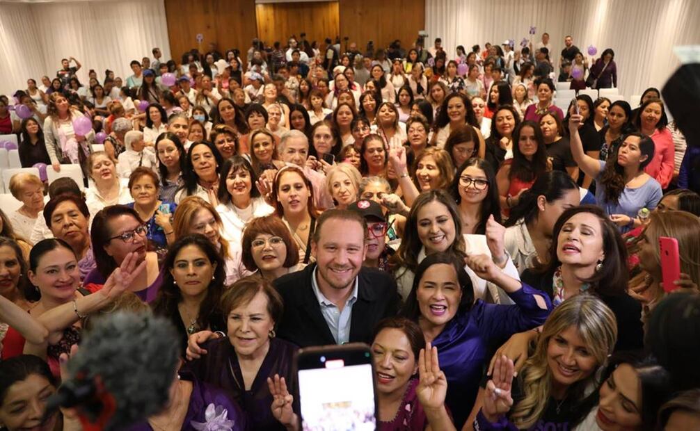Santiago Taboada, se reunió con mujeres de la agrupación Fuerza Política feminista TODAS MEXICO, en el salón Palenque del WTC. Foto: Valente Rosas / EL UNIVERSAL