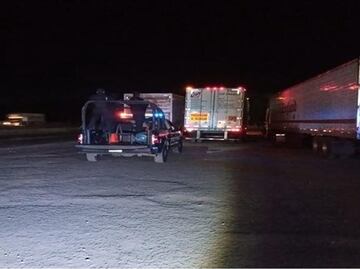 Elementos de seguridad del Edomex y GN escoltan tráileres que transportan mercancías en carreteras mexiquenses