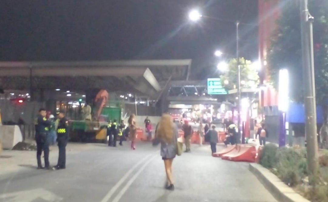 Trabajadoras sexuales trans bloquean San Antonio Abad; afectan vialidad a la altura del Metro Chabacano.
Foto: Especial.