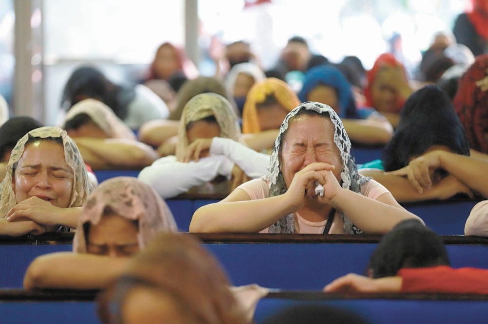 Decenas de fieles lloran al orar por el bien de su líder religioso, Naasón Joaquín, preso en EU por acusaciones de producción de pornografía infantil y abuso sexual, entre otros. Foto: CARLOS ZEPEDA. EL UNIVERSAL