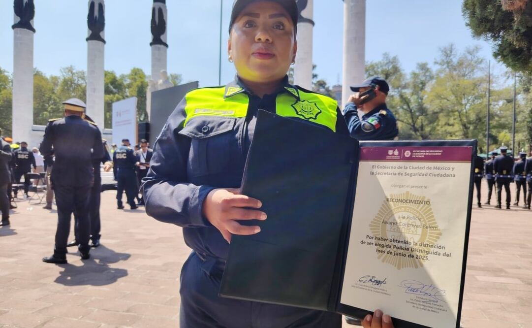 Tras haber sido reconocida por su labor dentro de la Secretaría de Seguridad Ciudadana capitalina (SSC), la oficial Belén Álvarez asegura que las mujeres sí pueden ayudar a la ciudadanía en sus tareas como uniformadas.
Foto: Fabián Evaristo