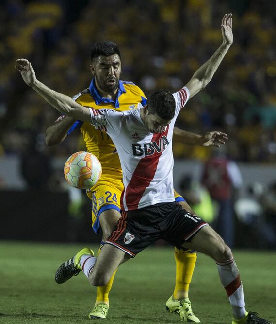 Lucas Alario cubre el balón ante la presión del jugador de Tigres, José Rivas. Faltan 90 minutos más, pero en Argentina (CHRISTIAN PALMA. AP)