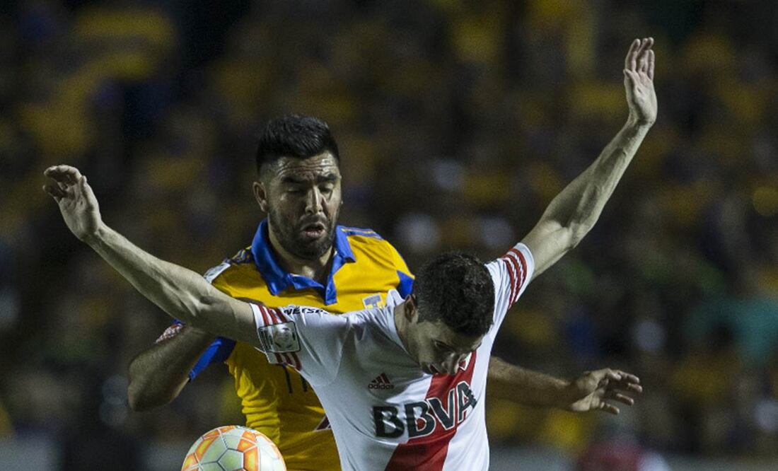 Lucas Alario cubre el balón ante la presión del jugador de Tigres, José Rivas. Faltan 90 minutos más, pero en Argentina (CHRISTIAN PALMA. AP)