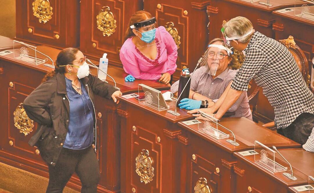 Morena pidió a la oposición que se retirara si no estaba de acuerdo con sesionar, pues de todas formas la bancada sola hacía quorum. Foto: Es