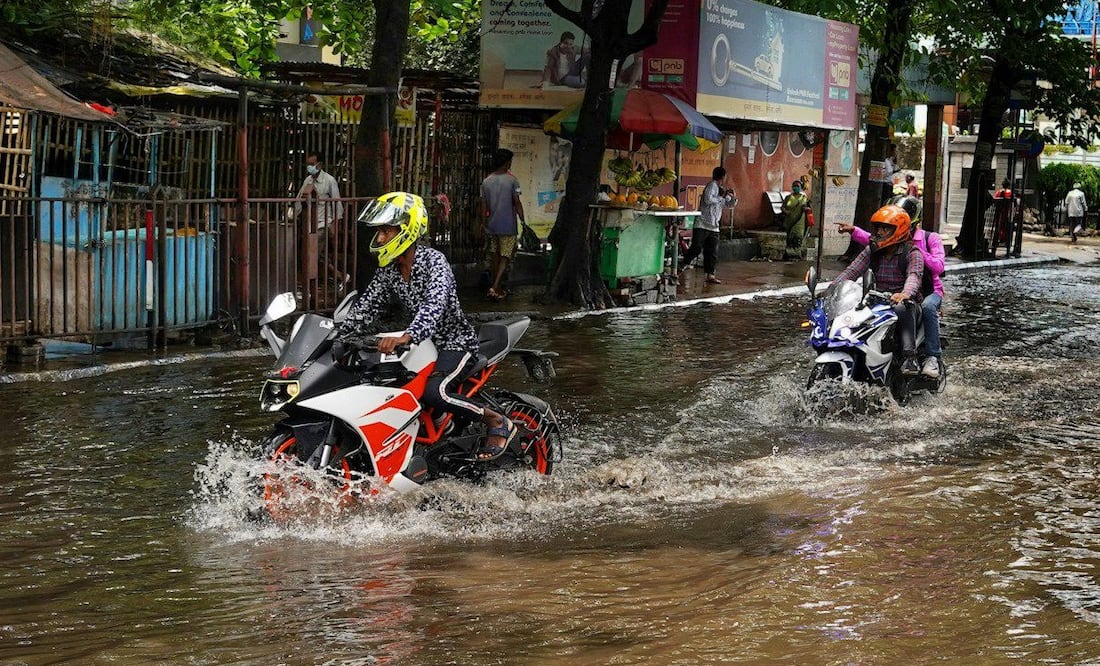 Ten cuidado si manejas una moto en temporada de lluvias. Foto: Unsplash