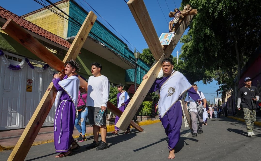 Comienza la llegada de Nazarenos al corazón de Iztapalapa para el comienzo de la 183 Representación del Viacrucis. Foto: Luis Camacho / EL UNIVERSAL