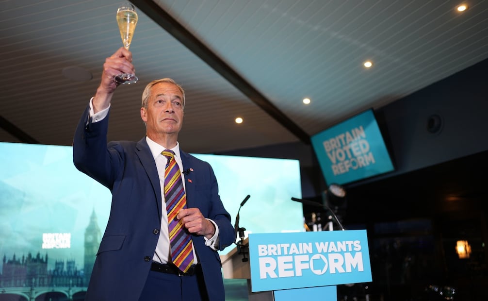 Nigel Farage, líder del partido populista de derecha Reform UK, brinda ante simpatizantes en Inglaterra tras las elecciones locales de 2026. Foto: AP.