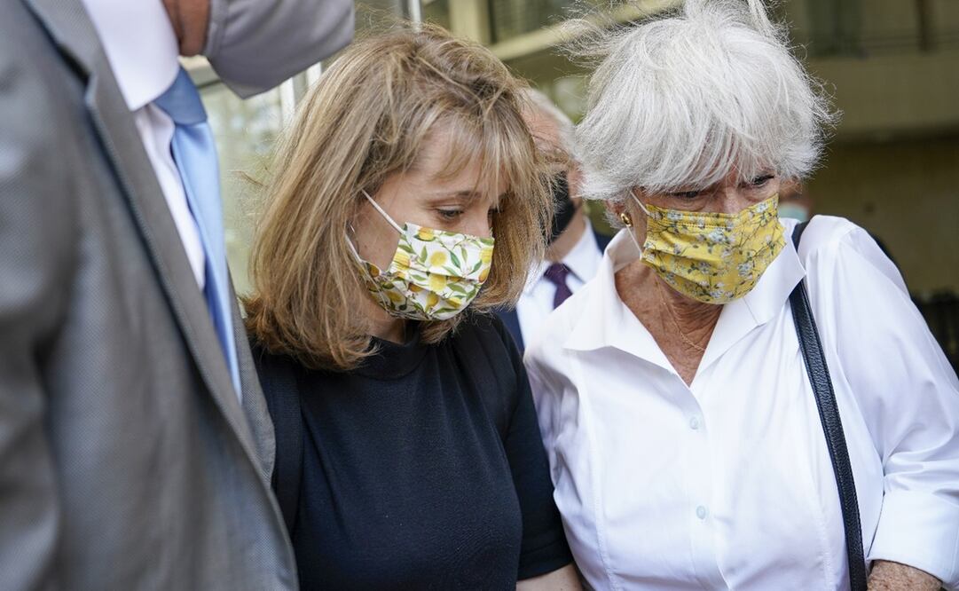 Allison Mack, en el centro, sale de la corte federal con su madre, Mindy Mack, luego de ser sentenciada a tres años de prisión por su papel en el grupo de culto NXIV. Foto: AP