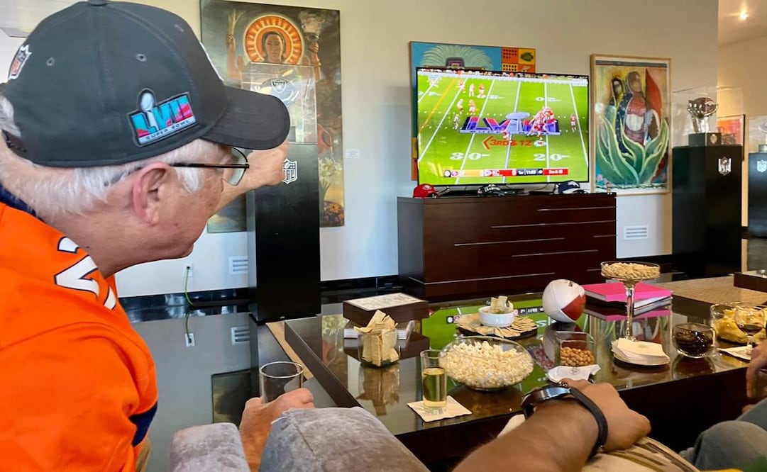 Ken Salazar, embajador de Estados Unidos en México, disfruta del Super Bowl 2024 / Foto: @USAmbMex