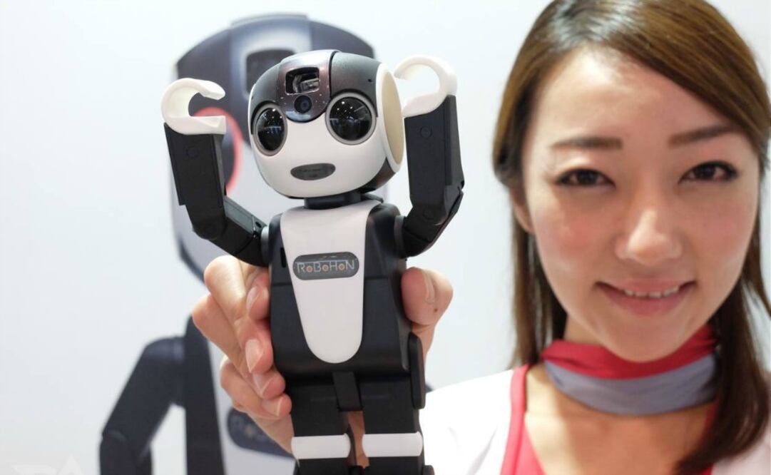 Robohon es un robot de bolsillo que puede caminar o bailar, y que además sirve de teléfono inteligente