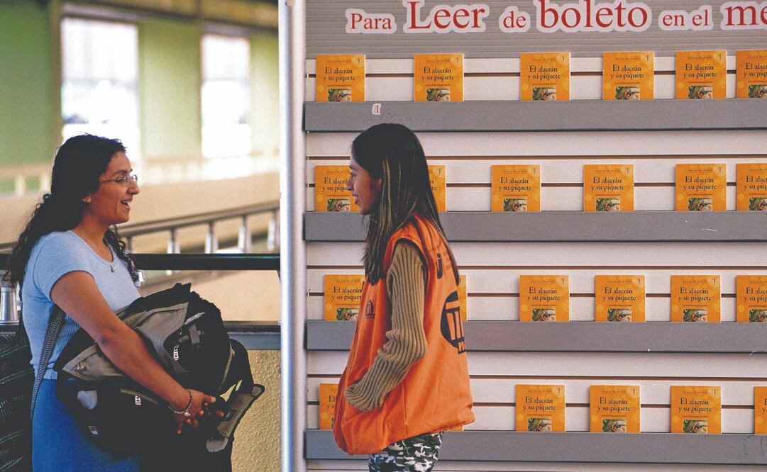 En enero de 2024 inició el programa Para Leer De Boleto en la Línea 3 del Metro con 250 mil ejemplares y un equipo de promotores denominados Ola Naranja. FOTOS: ARCHIVO EL UNIVERSAL
