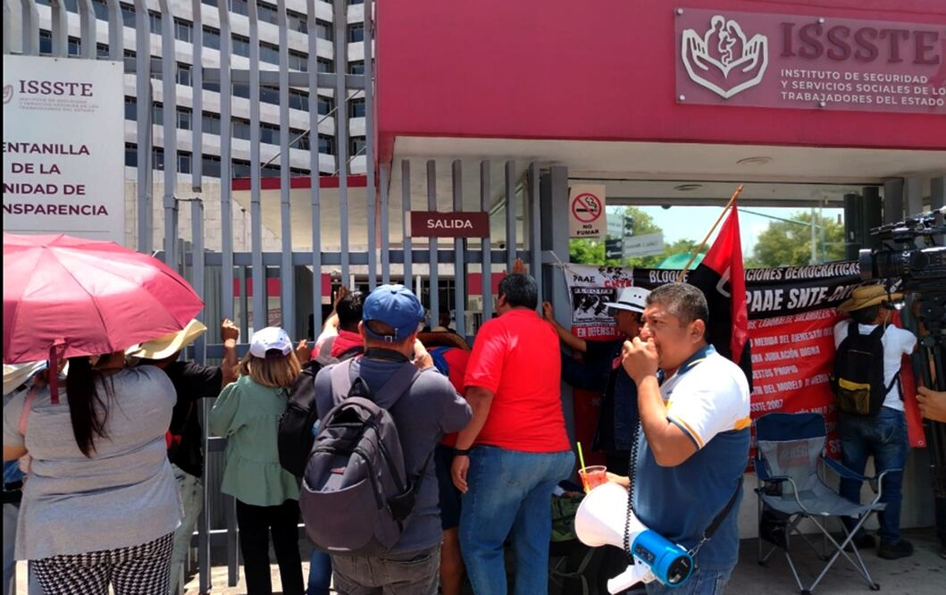 Maestros de la CNTE buscan dar "portazo" en las oficinas del ISSSTE en la colonia Buenavista en la Ciudad de México, el 5 de junio de 2025. Foto: Eduardo Dina/EL UNIVERSAL