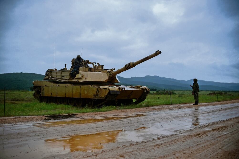 Un tanque M1A2 Abrams del ejército estadounidense durante un ejercicio de entrenamiento táctico militar conjunto con las tropas de Bulgaria y Georgia en Novo Selo, en 2021. Foto: AFP