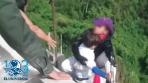 Captan en video cómo mujer se avienta con su hijo de puente en Colombia