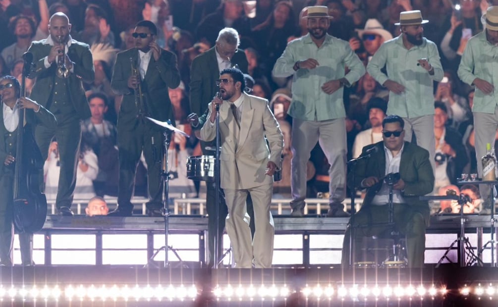 El cantante puertorriqueño Bad Bunny presenta su primer show en el Estadio GNP, de la Ciudad de México como parte de su gira "Debí tirar más fotos Tour".
FOTO: Hugo Salvador/EL UNIVERSAL.