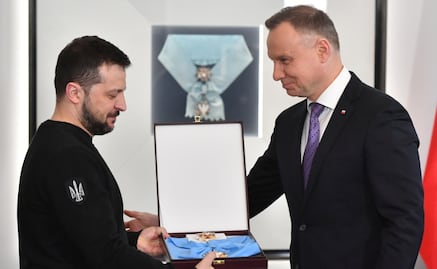 Zelensky devuelve condecoración a Polonia; reitera ofrecimiento de diálogo ante disputa por homenaje a grupo militar