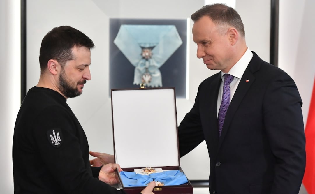 El entonces presidente polaco Andrzej Duda entrega a Volodimir Zelenski la Orden del Águila Blanca, la máxima condecoración de Polonia. Foto: @Archer83Able