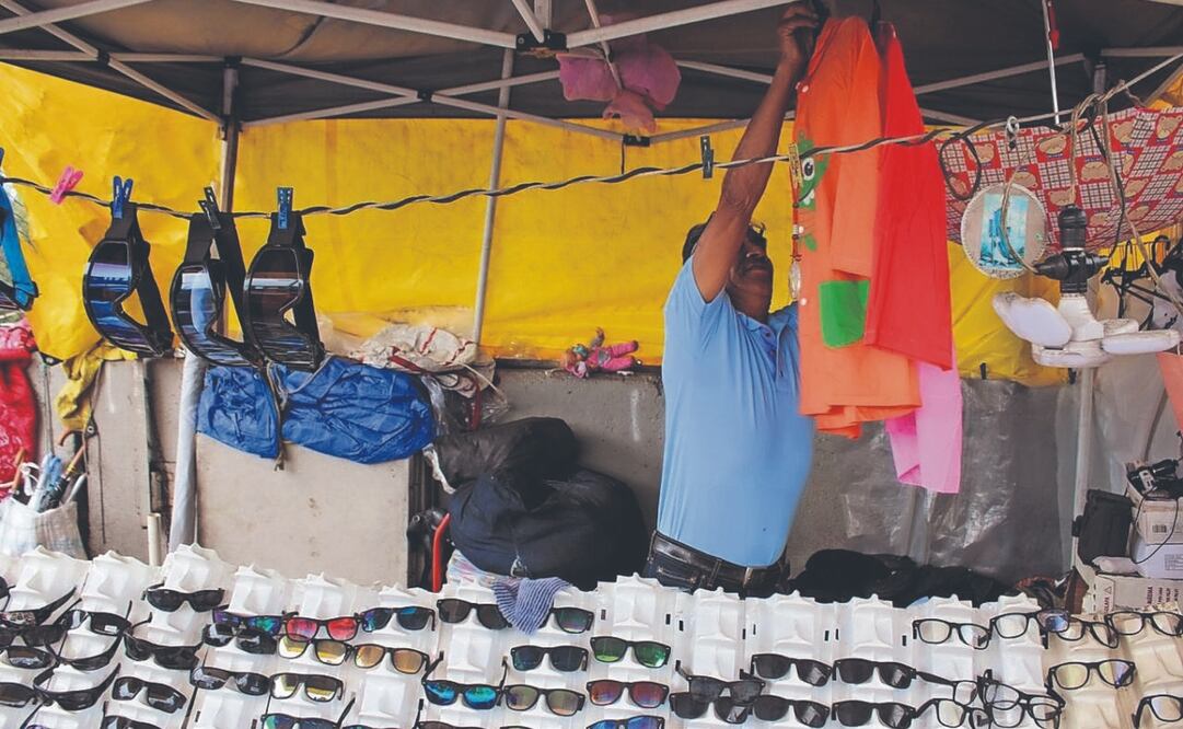 Temen que los reubiquen en zonas con poco flujo de peatones, lo que afectaría sus ventas. Foto: de Maritza Villagómez. EL UNIVERSAL