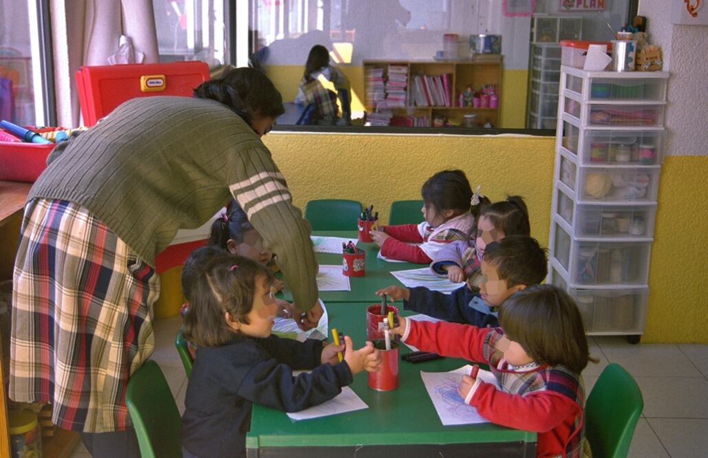 Con este proyecto se busca combatir el estereotipo de que los hombres no deben involucrase y hacerse responsables en la educación y cuidados de sus hijos menores, dijo Batres. Foto: Archivo/EL UNIVERSAL