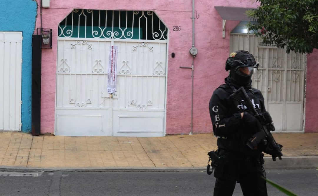 Autoridades realizaron un cateo en la alcaldía Venustiano Carranza como parte de las investigaciones por la desaparición de una mujer. | Foto: Osmar Alvarado | El Universal