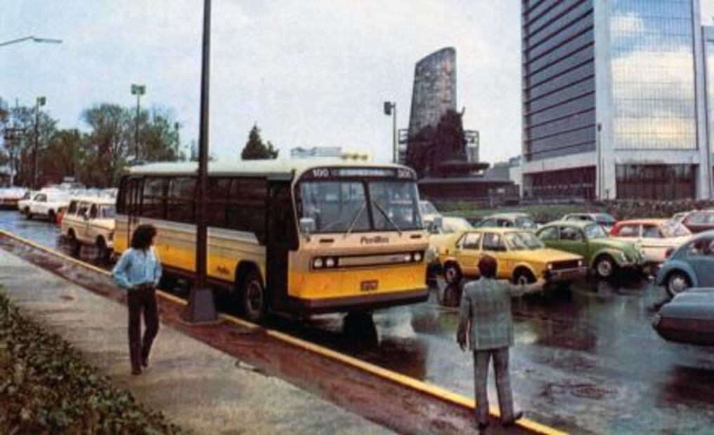 Un señor le hace la parada a un "Peribús" de la Ruta 100 en los alrededores de la Fuente de Petróleos, a inicios de los años ochenta. Esta línea marcó una época en el transporte de la capital. Imagen: Col. Villasana - Torres.