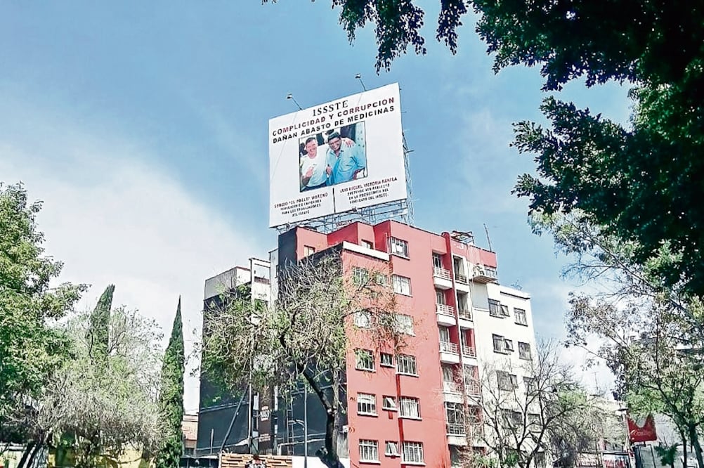 En la imagen aparecía la fotografía de Luis Miguel Victoria Ranfla, dirigente del SNTISSSTE, y un proveedor de la institución con billetes de 500 pesos. (CORTESÍA)