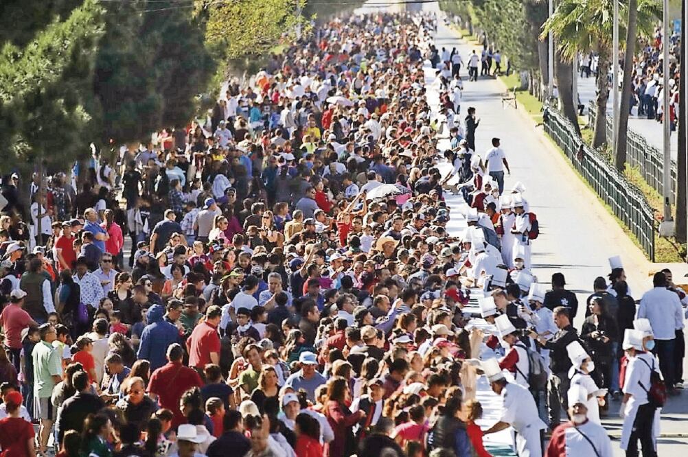 Miles de personas hicieron enormes filas para recibir un pedazo del pan y una taza de chocolate este Día de los Santos Reyes (ESPECIAL)